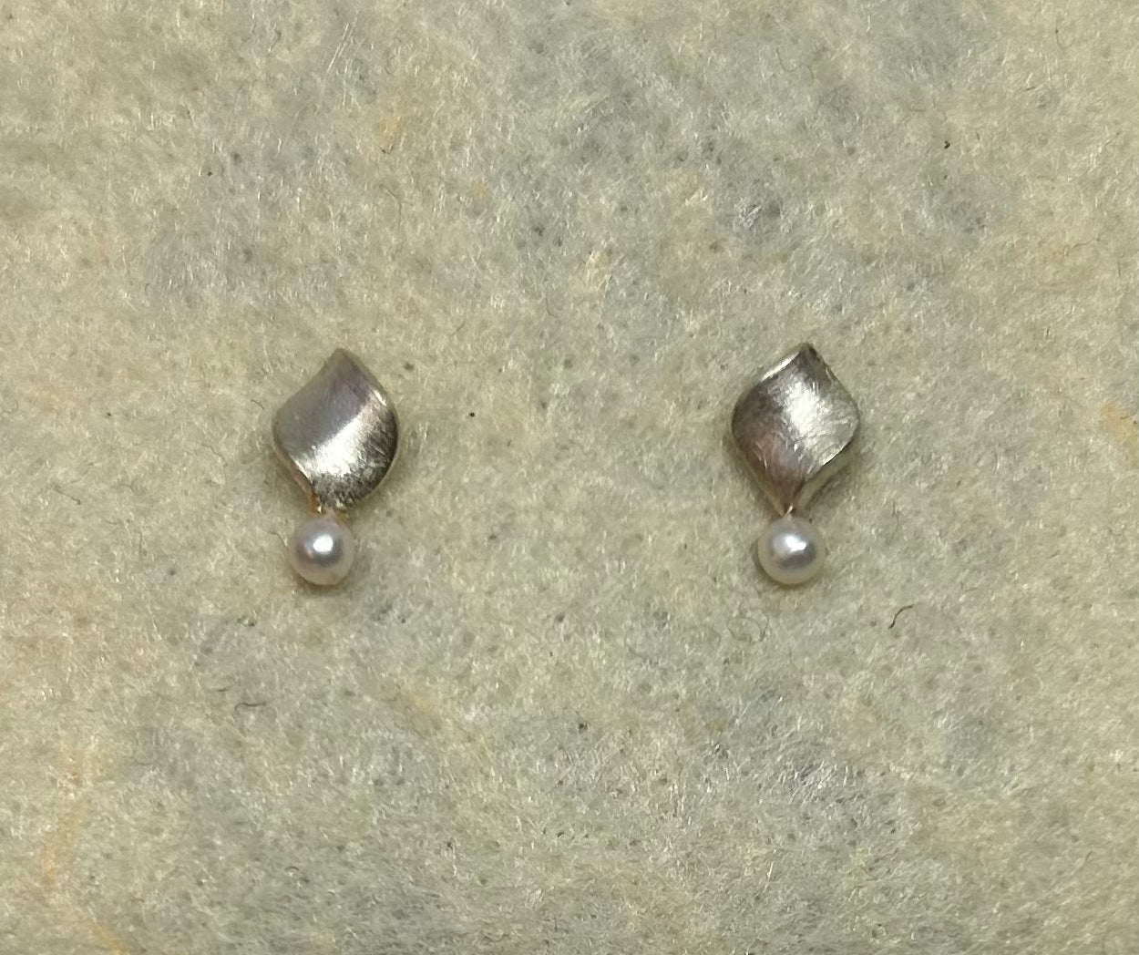 Ohrstecker "Perle geschwungen", Silber