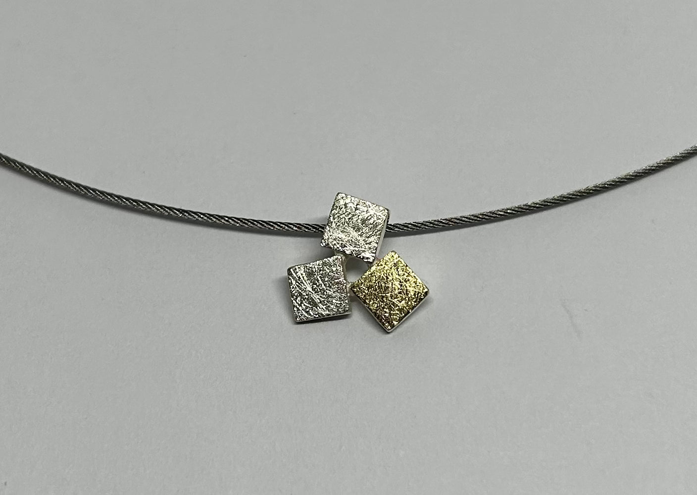 Filigrane Kette "kleine Quadrate" von Manuela Carl, bicolor