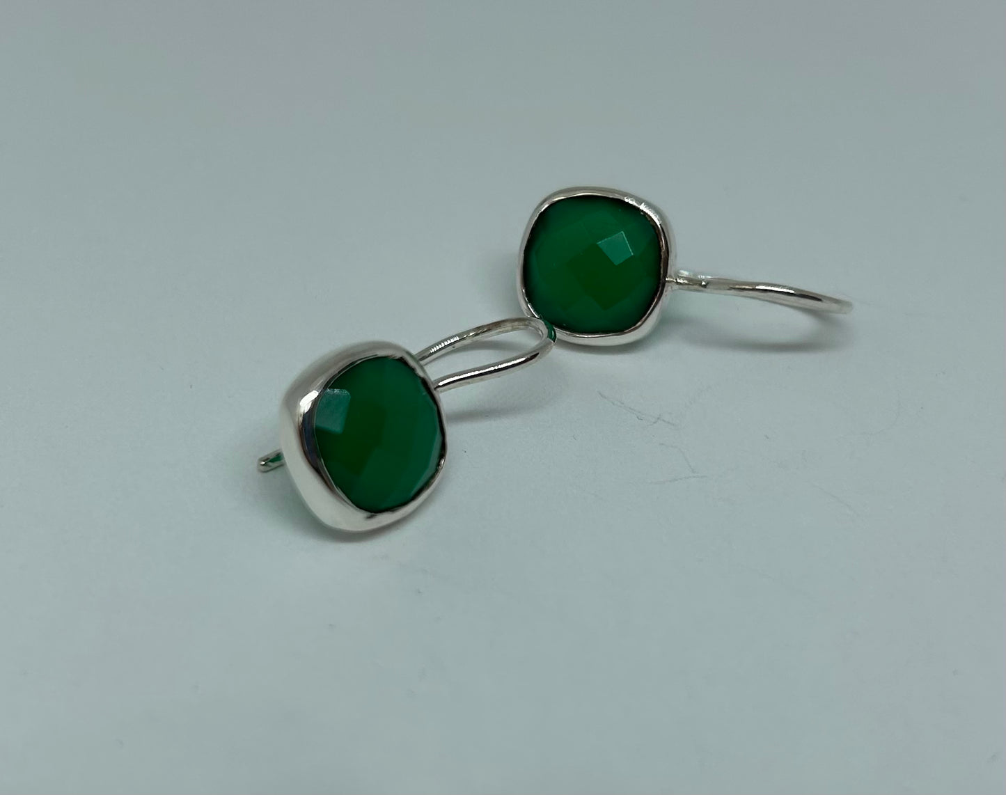 Ohrhänger "kleine Green Onyx-Quadrate" von de Vogue, Silber