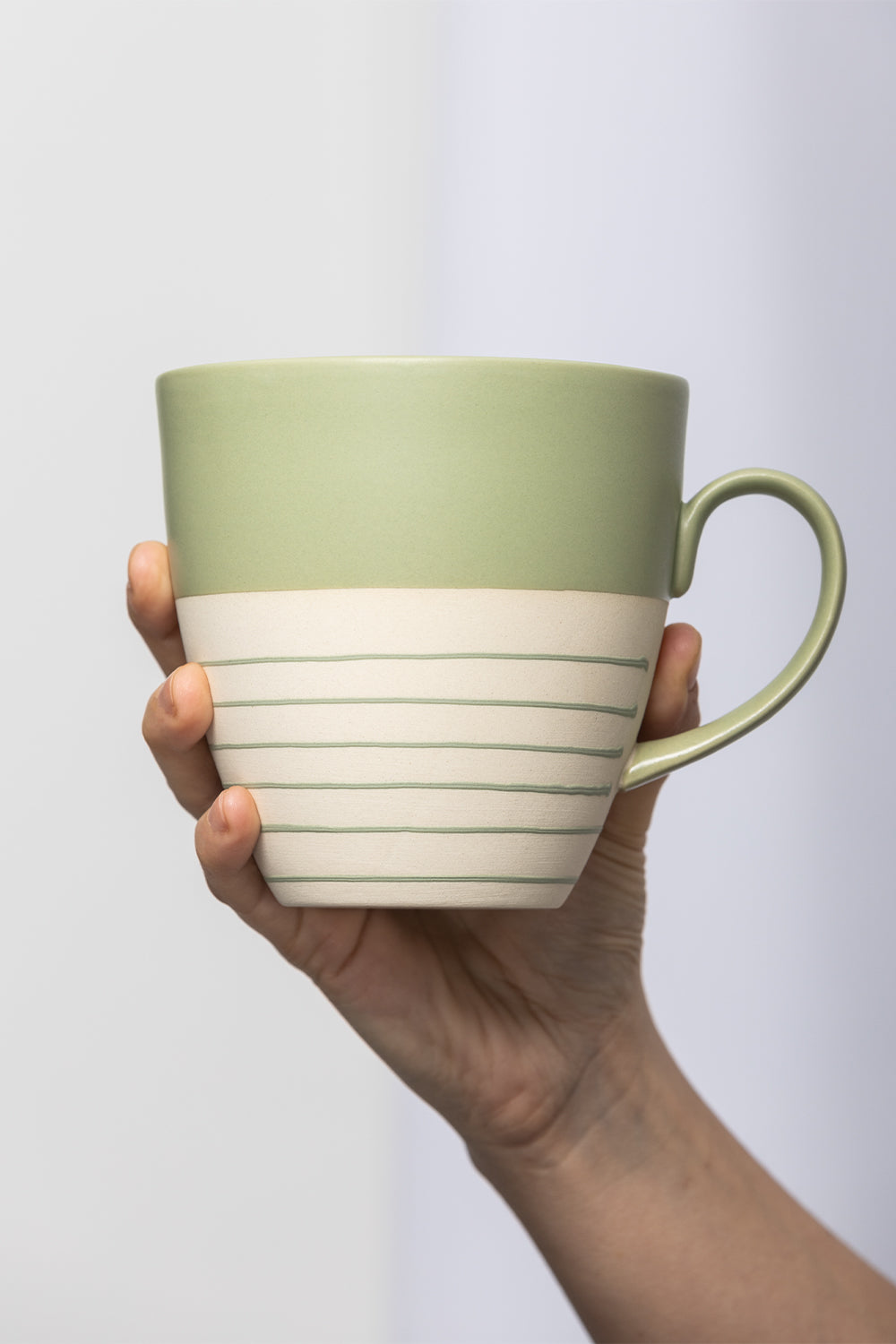 Tasse mit Relieflinien, diverse Farben