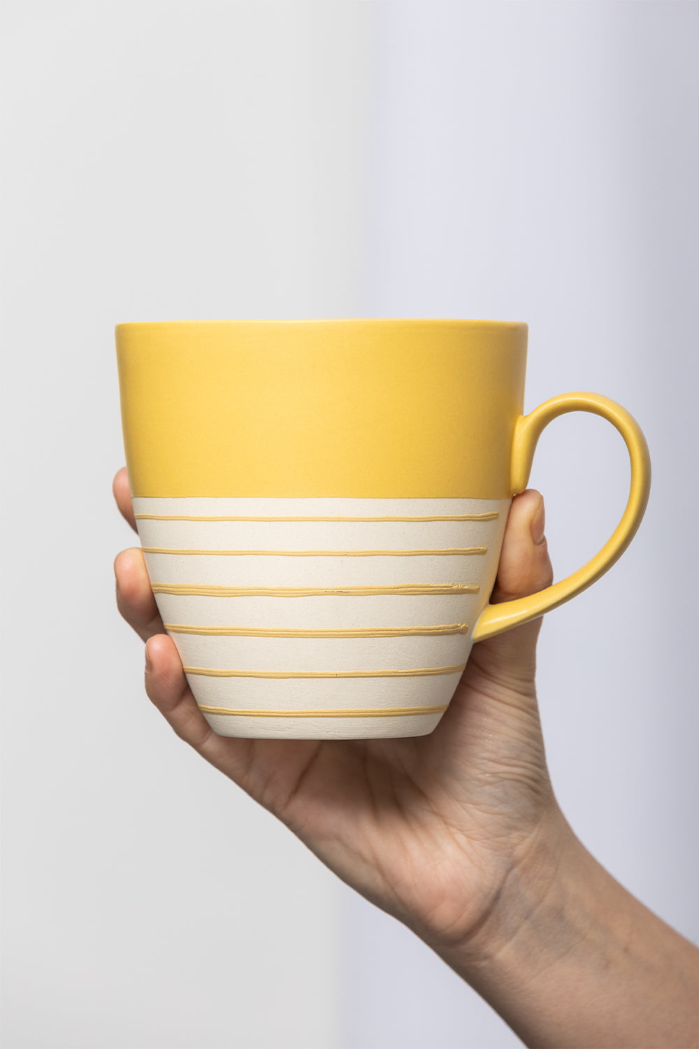 Tasse mit Relieflinien, diverse Farben