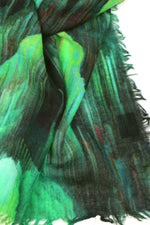 Laden Sie das Bild in den Galerie-Viewer, Schal FRIEDA - Farbe trick - 100% Schurwolle
